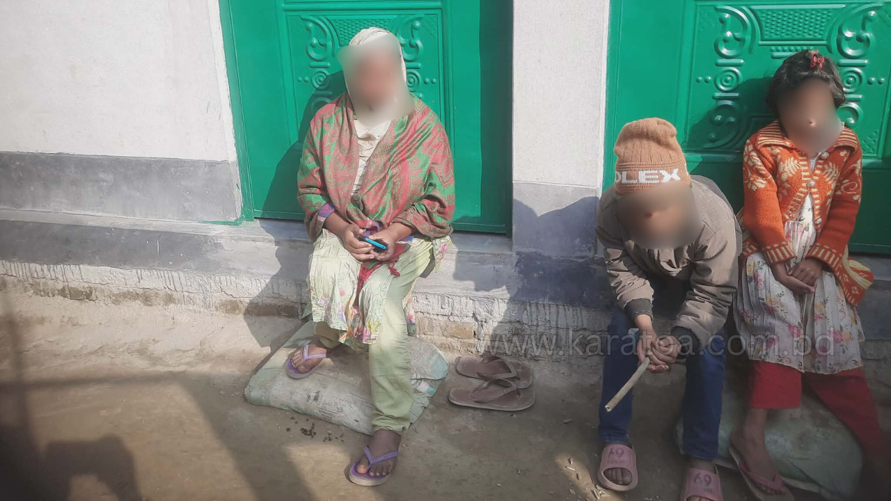 পাবনার ভাঙ্গুড়ায় স্ত্রীর মর্যাদার দাবিতে স্বামীর বাড়িতে অনশন গৃহবধূর