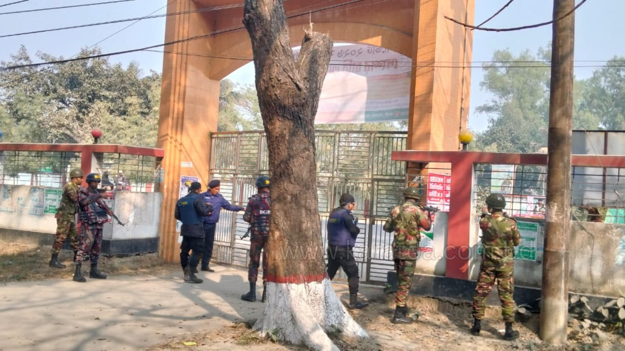 নির্বাচনকে সামনে রেখে জয়পুরহাটের কালাইয়ে যৌথবাহিনীর মহড়া