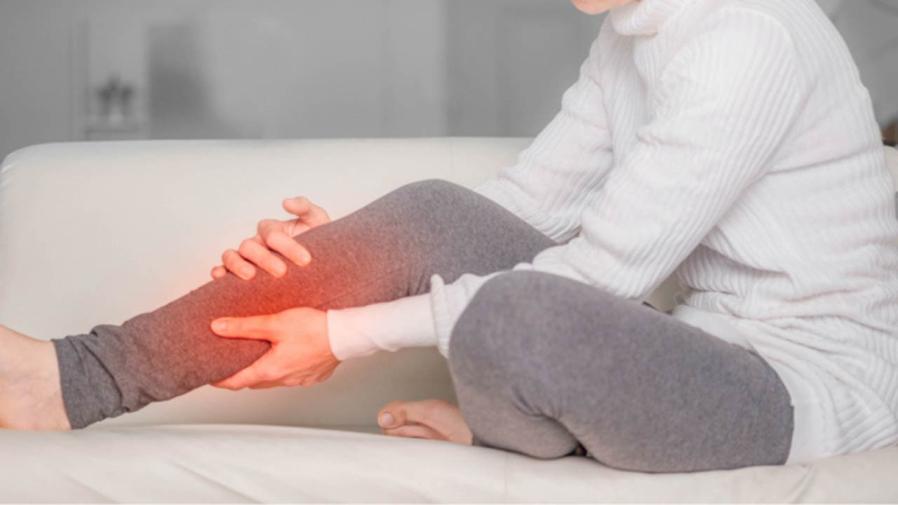 ঘুমের মধ্যে আপনার পায়ের মাংসপেশিতে টান লাগলে যা করবেন