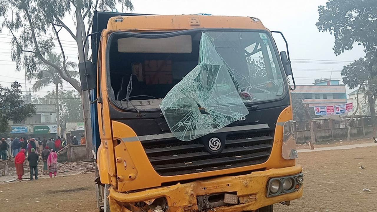 নওগাঁর ধামইরহাটে ডাম্পট্রাকের চাকায় পিষ্ট হয়ে নারী নিহত