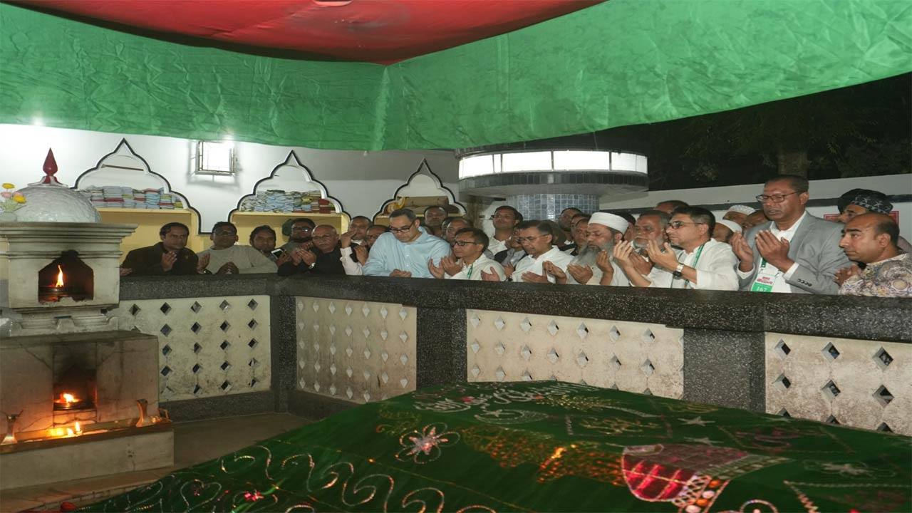 হজরত শাহজালাল (রহ.)-এর মাজার জিয়ারত করলেন তারেক রহমান