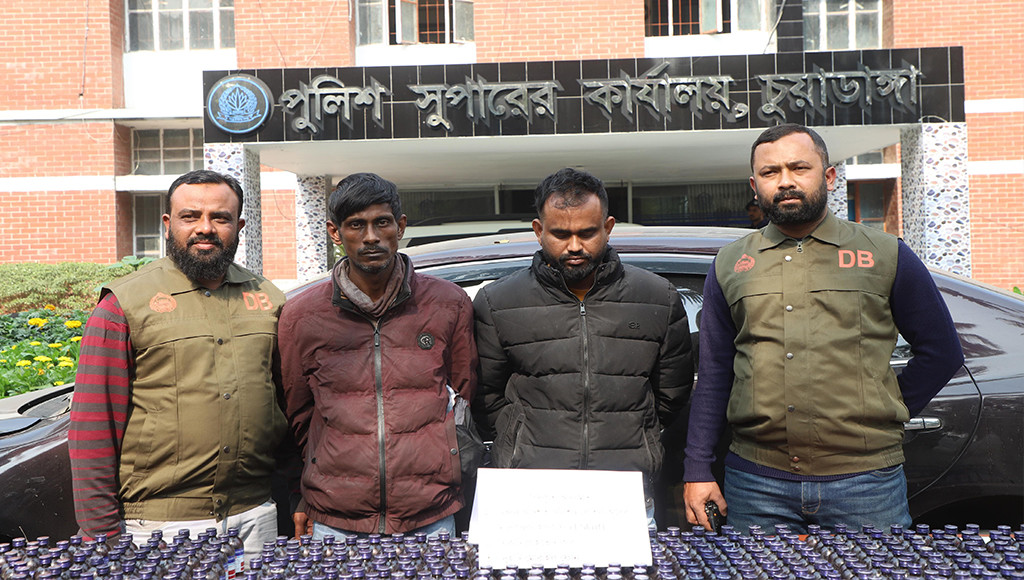 ৮৪০ বোতল ইসকাফসহ আটক ২, প্রাইভেট কার জব্দ