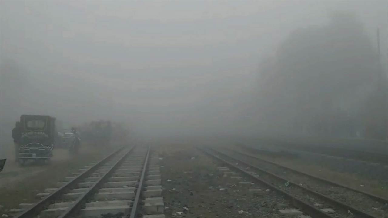 উত্তরের কনকনে শীতল বাতাস ও তীব্র কুয়াশায় বেড়েছে শীতের তীব্রতা