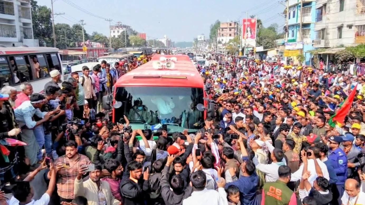 সিরাজগঞ্জের পথে শাজাহানপুরে পথসভায় তারেক রহমান