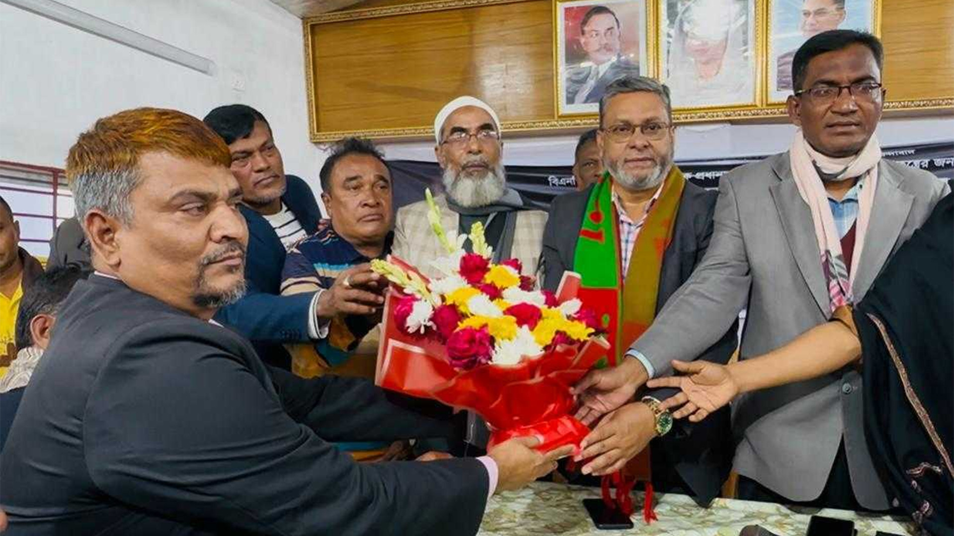 চাঁদপুরে আওয়ামী লীগের দুই শতাধিক নেতাকর্মীর বিএনপিতে যোগদান