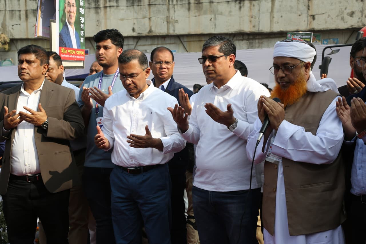 হযরত শাহ সুলতান বলখী (রহ.) এর মাজার জিয়ারত করলেন তারেক রহমান