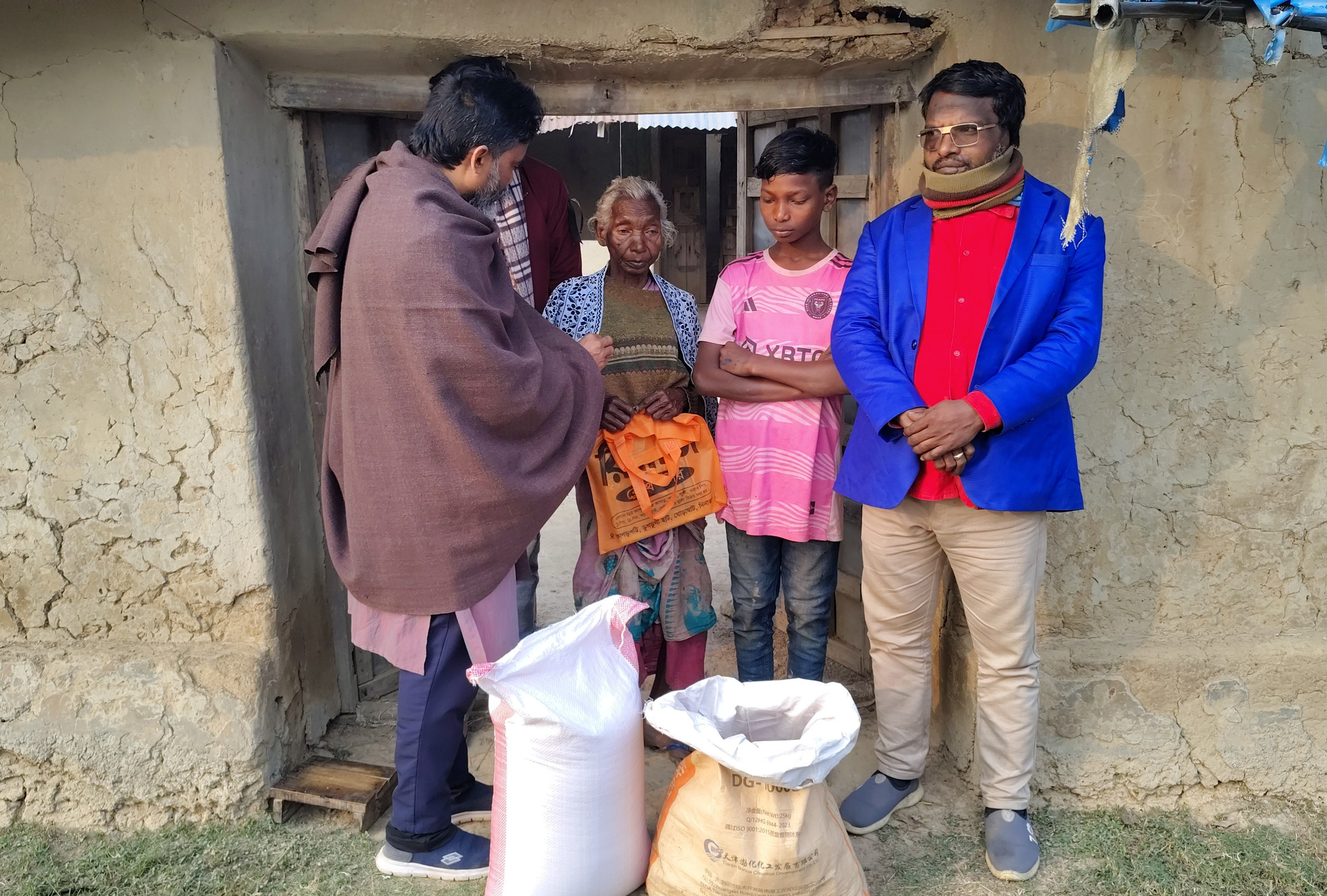 করতোয়ায় সংবাদ প্রকাশের পর সহায়তা পেলেন ফুলমণি মুর্মু