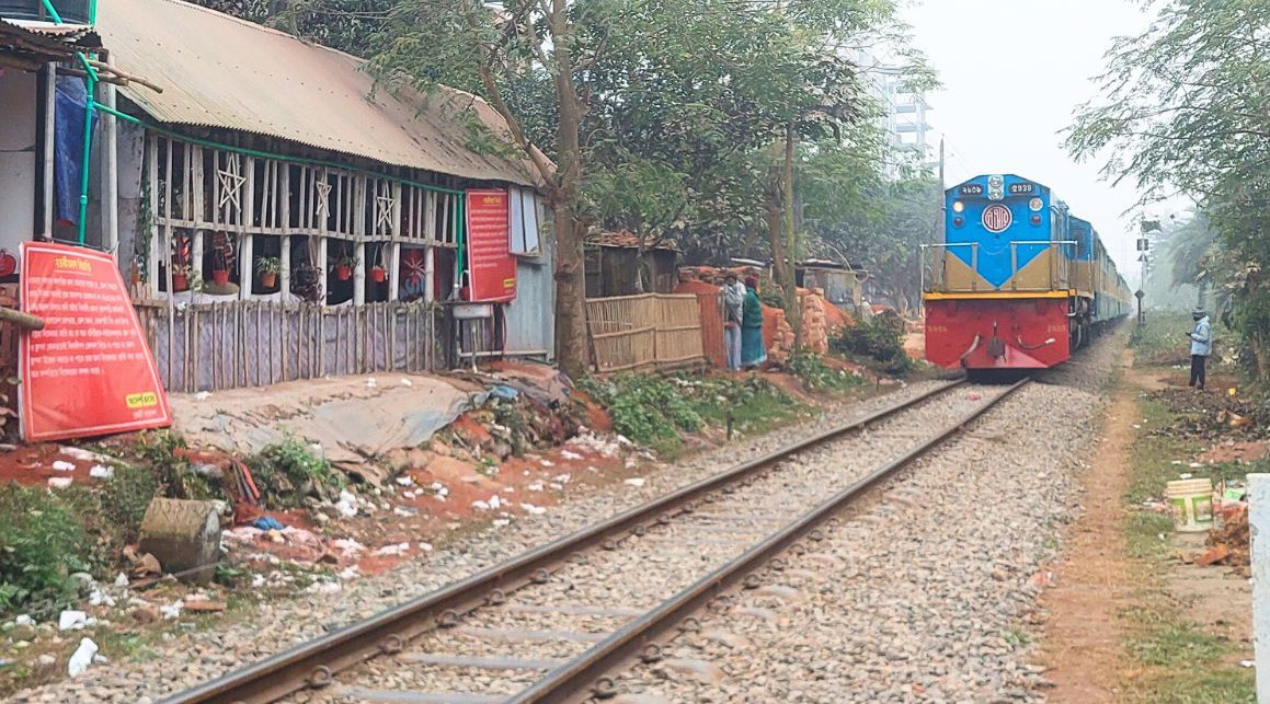 অবৈধ স্থাপনা ও অরক্ষিত রেললাইনে ঝুঁকিতে আ: হ: কলেজের ৩৫ হাজার শিক্ষার্থী