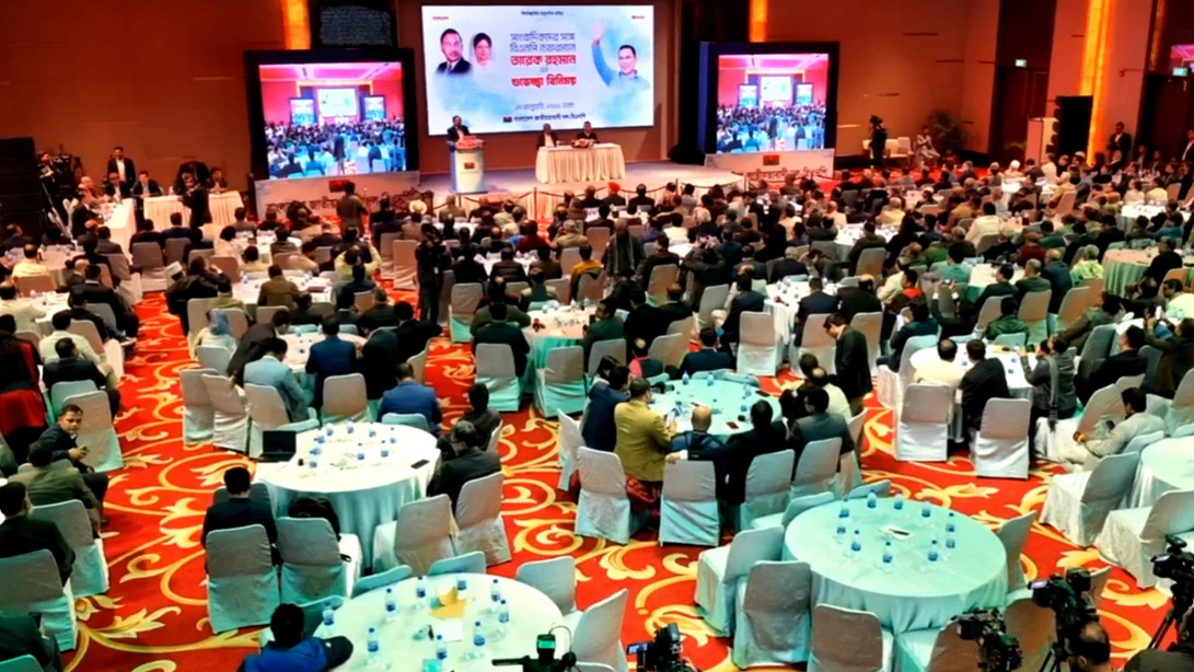 তারেক রহমানের সঙ্গে শুভেচ্ছা বিনিময়ে অংশ নিয়েছেন সাংবাদিকরা 