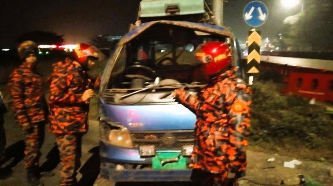 মুন্সীগঞ্জে বাস-পিকআপের মুখোমুখী সংঘর্ষ, আহত ১০