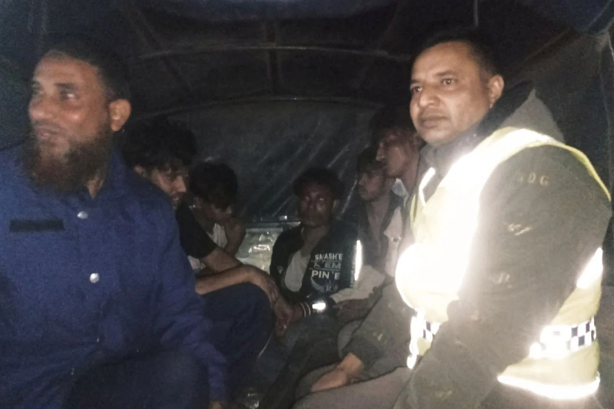 সোনারগাঁয়ে দেশীয় অস্ত্রসহ ৮ ডাকাত পুলিশের হাতে আটক