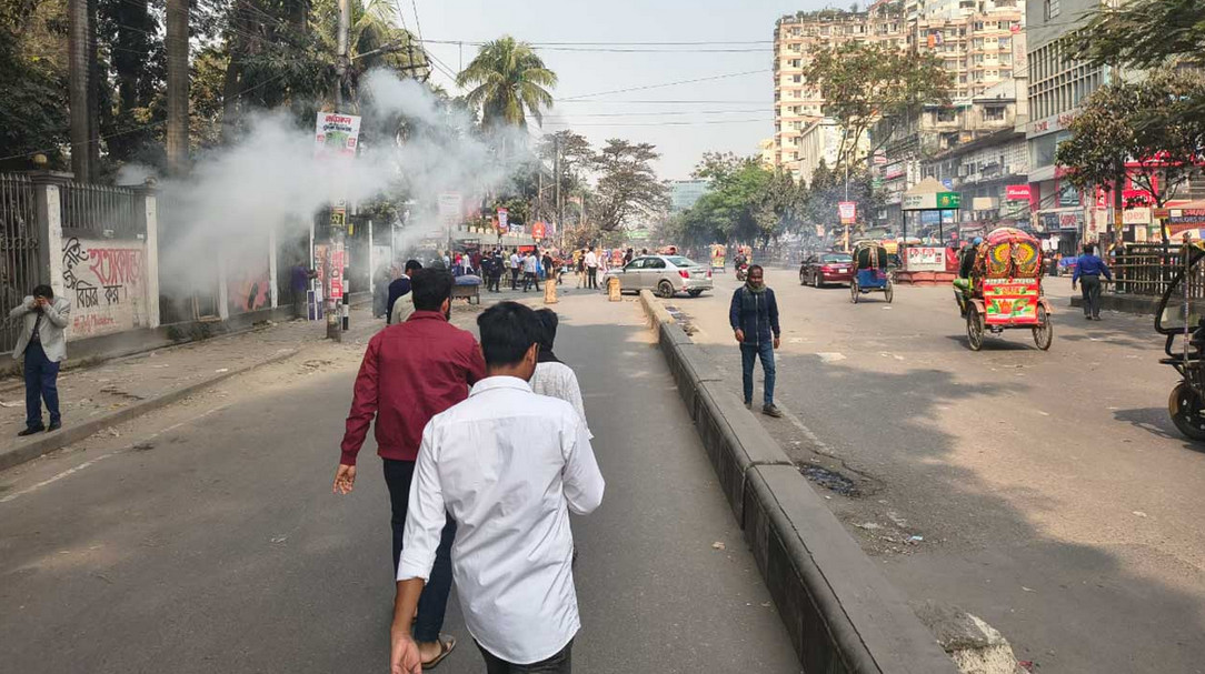 সংঘর্ষে জড়ালো ঢাকা ও আইডিয়াল কলেজের শিক্ষার্থীরা