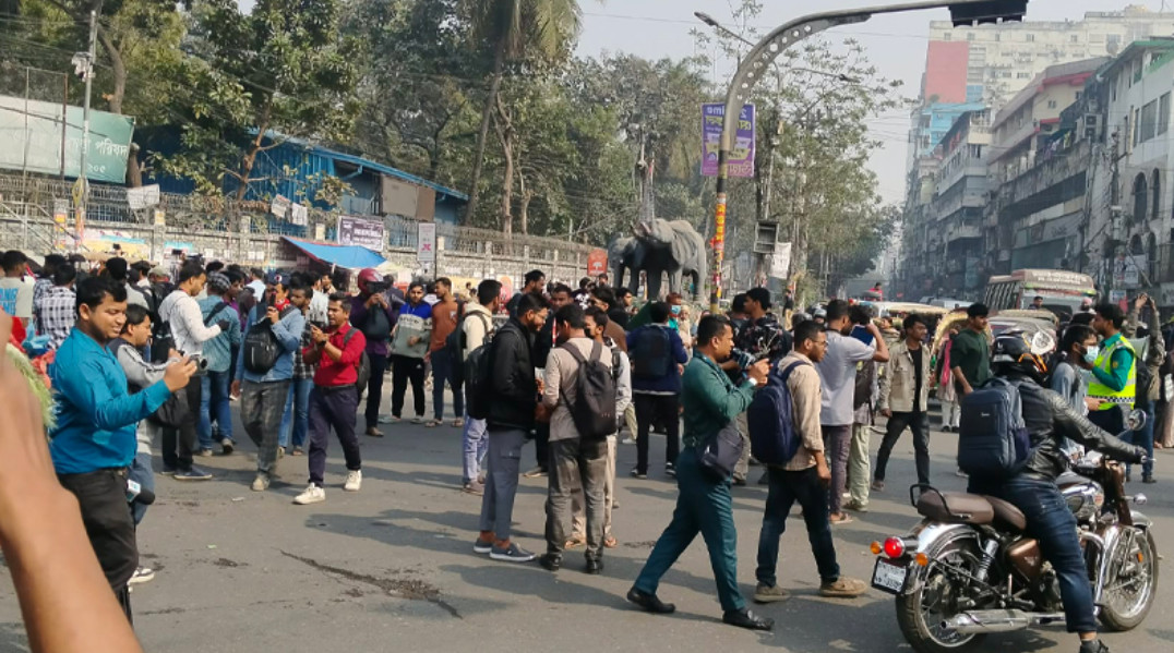 আজও সাইন্সল্যাবে সাত কলেজের শিক্ষার্থীরা, বন্ধ যান চলাচল 