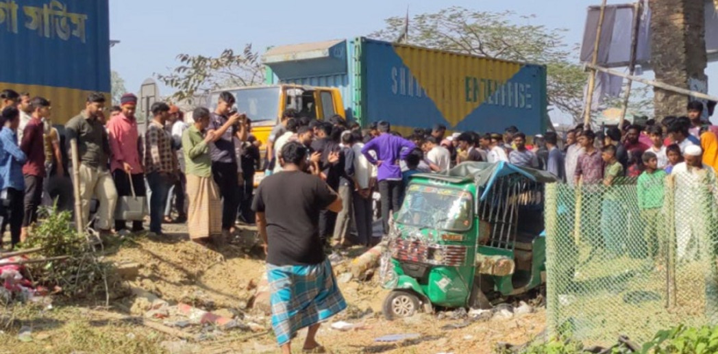 দাঁড়িয়ে থাকা অটোরিকশায় ট্রাকের ধাক্কায় নিহত ২ 