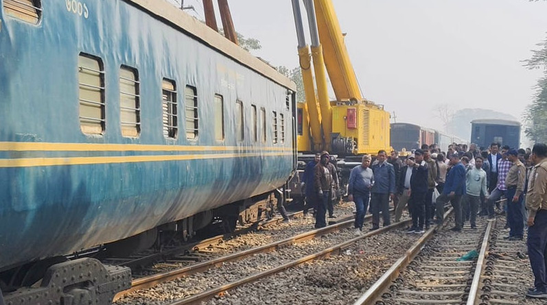 ভৈরবে বগি লাইনচ্যুতের ৮ ঘণ্টা পর ট্রেন চলাচল স্বাভাবিক