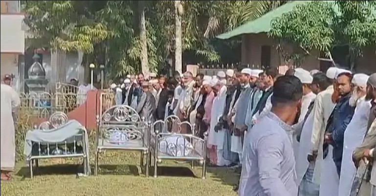 কুমিল্লায় নিজ বাড়িতে উত্তরার অগ্নিকান্ডে নিহতদের দাফন