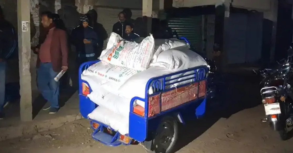 গাইবান্ধায় সরকারি গুদাম থেকে পাচারকালে ২শ’ বস্তা সার জব্দ