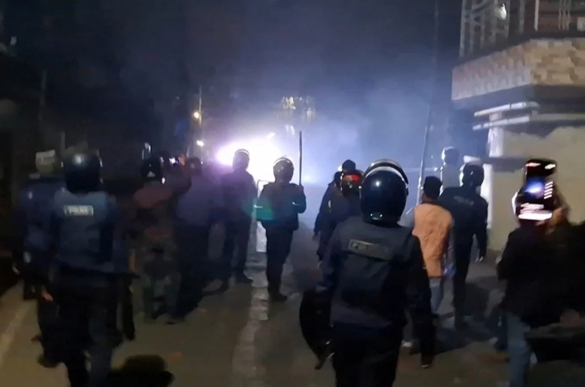 মাদারীপুরে কিশোর গ্যাংয়ের সংঘর্ষ, ককটেল বিস্ফোরণ ও ভাঙচুর