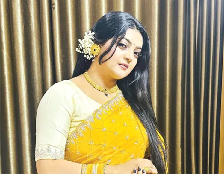 দ্বিতীয় বিয়ে ভাঙার পর প্রথম সন্তানকে নিয়ে যা বললেন সালমা