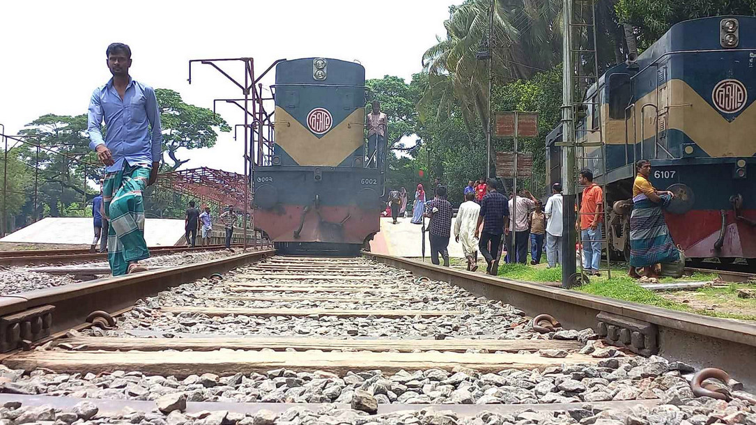 গাজীপুরে দুই শিশু সন্তানসহ চলন্ত ট্রেনে ঝাঁপ মায়ের