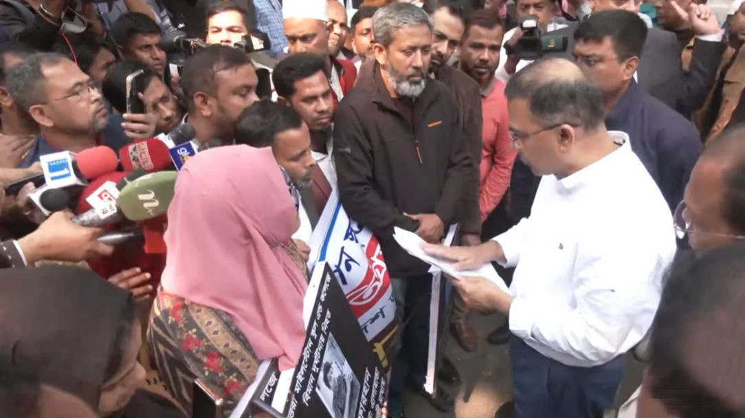 মাইলস্টোন স্কুলে বিমান দুর্ঘটনায় হতাহতদের পরিবারের সঙ্গে তারেক রহমান