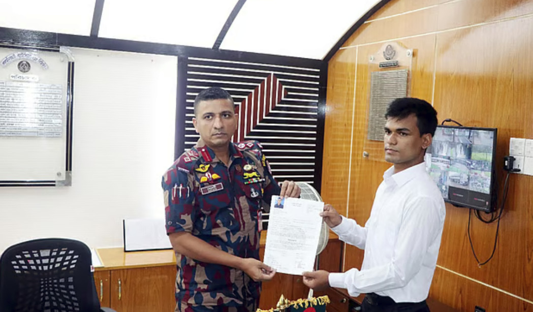 বিজিবিতে নিয়োগ পেয়ে আলোচিত ফেলানীর ভাই