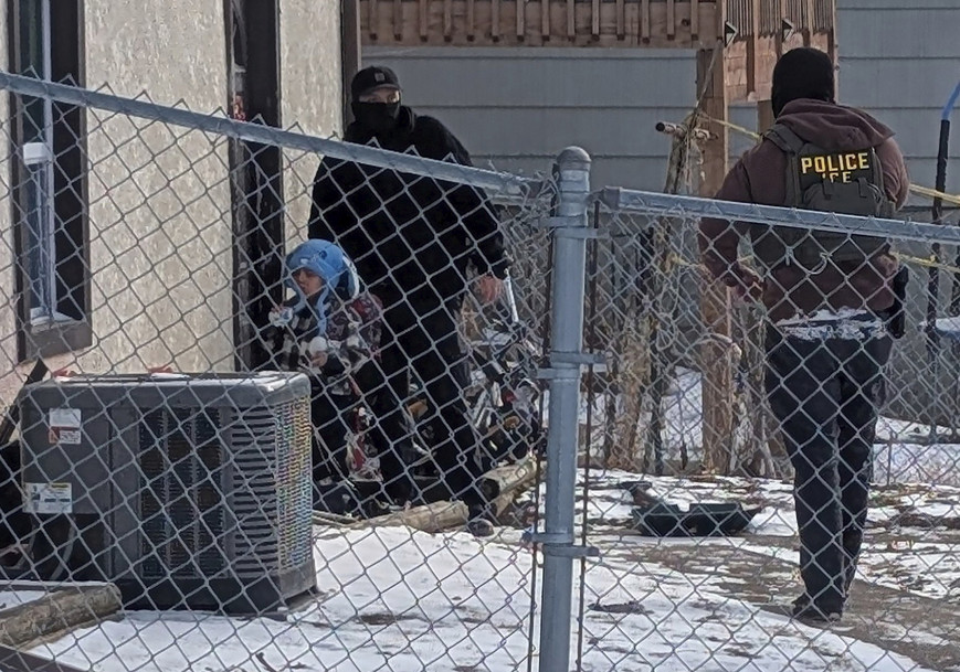 এবার যুক্তরাষ্ট্রের অভিবাসন কর্মকর্তার হাতে আটক দুই বছরের শিশু