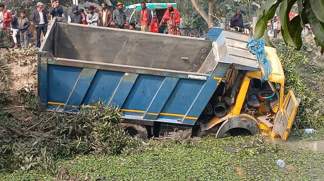 নওগাঁ মহাদেবপুরে ড্রাম ট্রাকের চাকায় পিষ্ট হয়ে একই  গ্রামের ৫ কৃষকের মৃত্যু