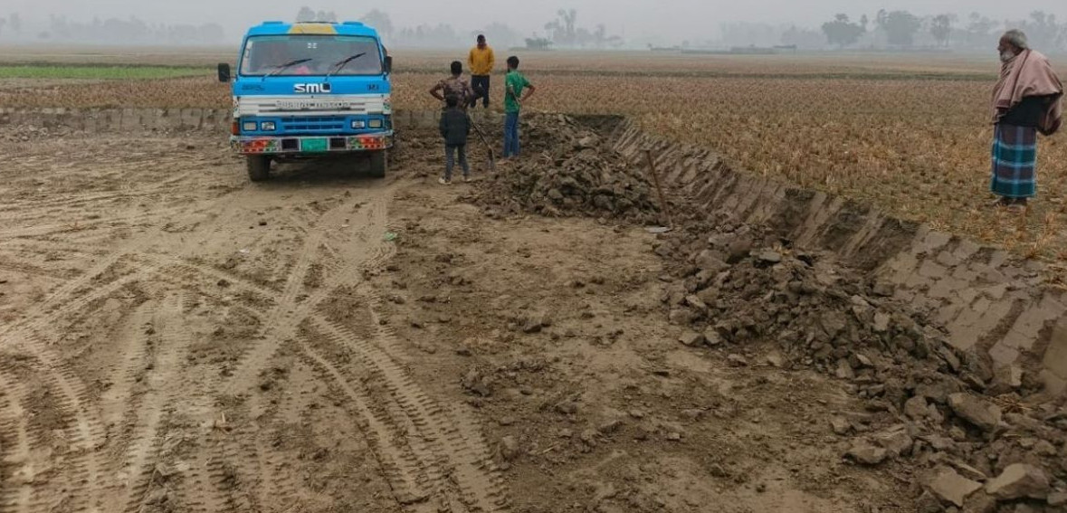 সারিয়াকান্দিতে কৃষি জমির টপ সয়েল কাটায় ৫০ হাজার  টাকা জরিমানা