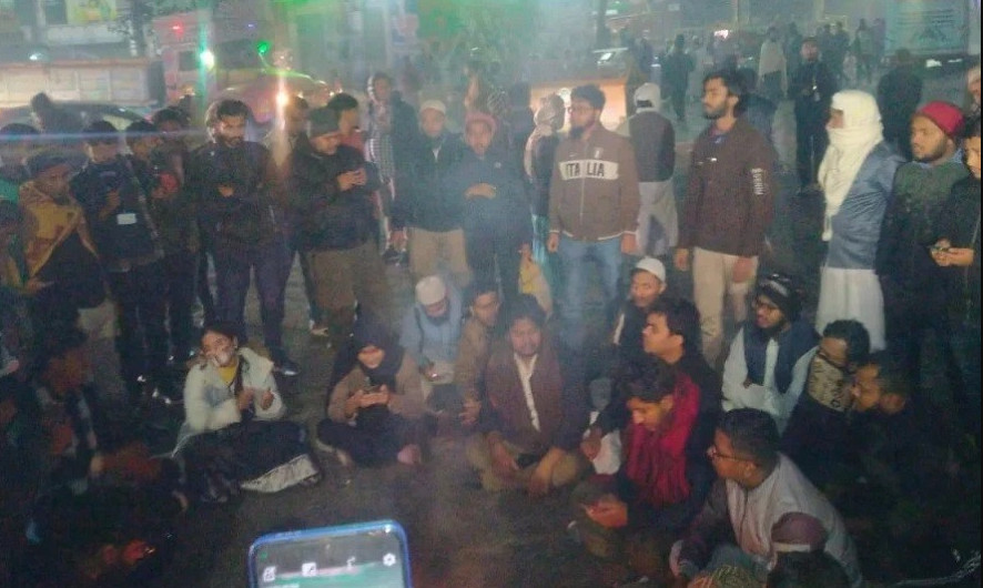 বৈষম্যবিরোধী নেতা মাহদীকে গ্রেপ্তারের প্রতিবাদে শাহবাগ অবরোধ