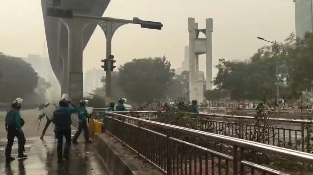 কাওরান বাজারে মোবাইল ব্যবসায়ীদের সঙ্গে পুলিশের ধাওয়া-পাল্টা ধাওয়া