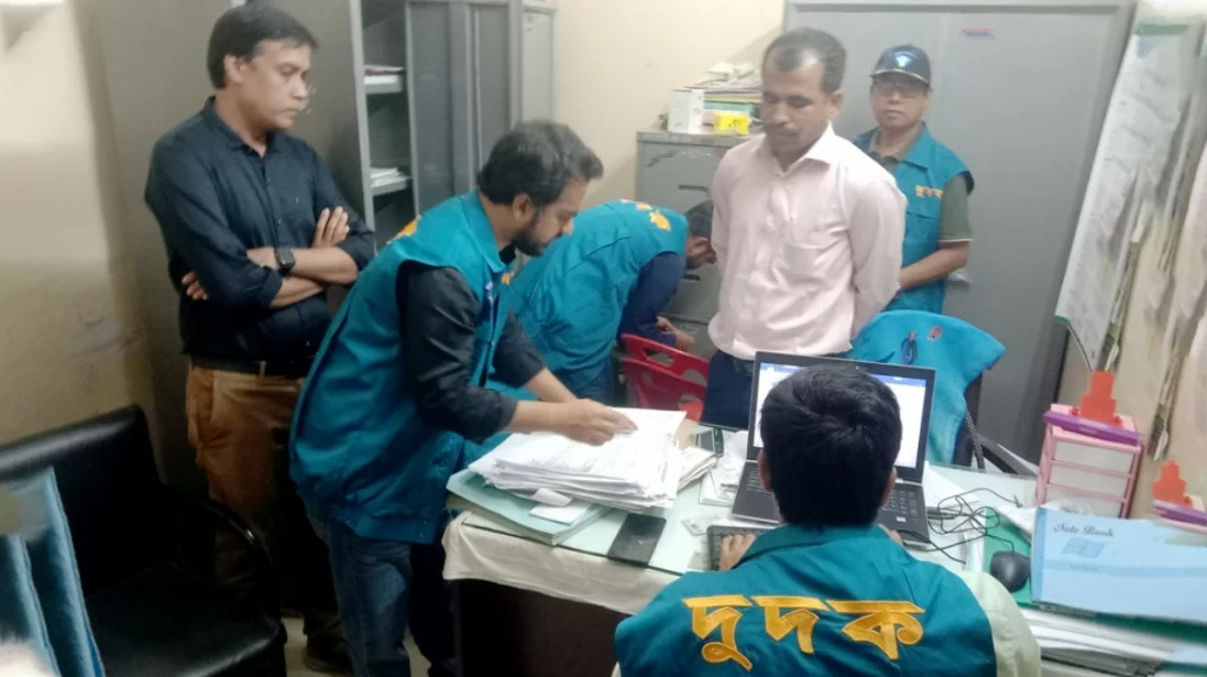 ঘুষের টাকাসহ পরিবার পরিকল্পনার অফিস সহকারী আটক