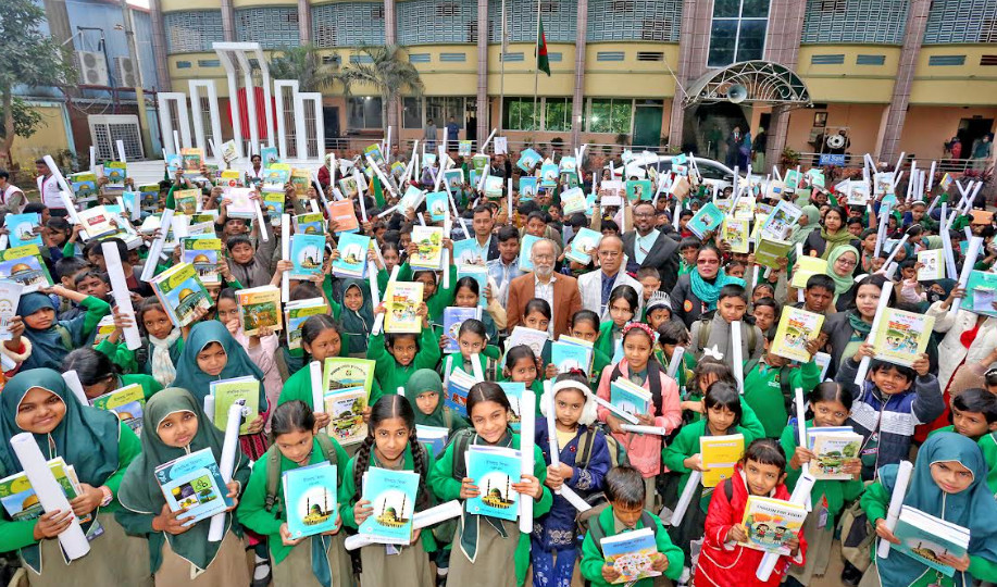 বগুড়ায় নতুন বইয়ে উচ্ছ্বাস প্রাথমিকের শিশুদের