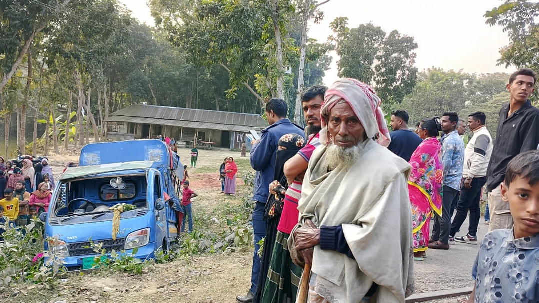 ফরিদপুরে শ্রমিকবাহী পিকআপে ট্রেনের ধাক্কায় নিহত ৩ 