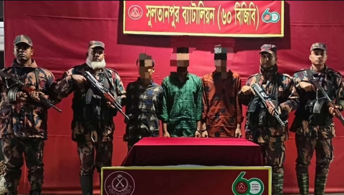 সীমান্ত পাড়ি দেওয়ার সময় হত্যা মামলার তিন আসামি আটক