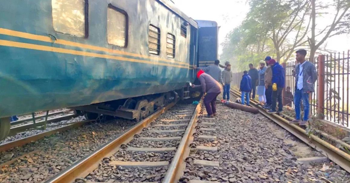 কিশোরগঞ্জে বগি লাইনচ্যুত, ঢাকা-সিলেট-চট্টগ্রাম রুটে ট্রেন চলাচল বন্ধ