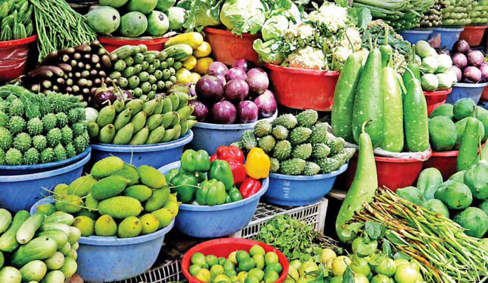 বগুড়ায় বাড়তি দামের বোঝা সবজি ও চালের বাজারে 