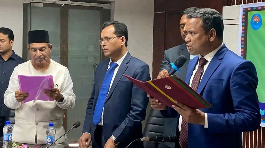 চার বছর পর চেয়ারম্যান হিসেবে শপথ নিলেন জামায়াত নেতা