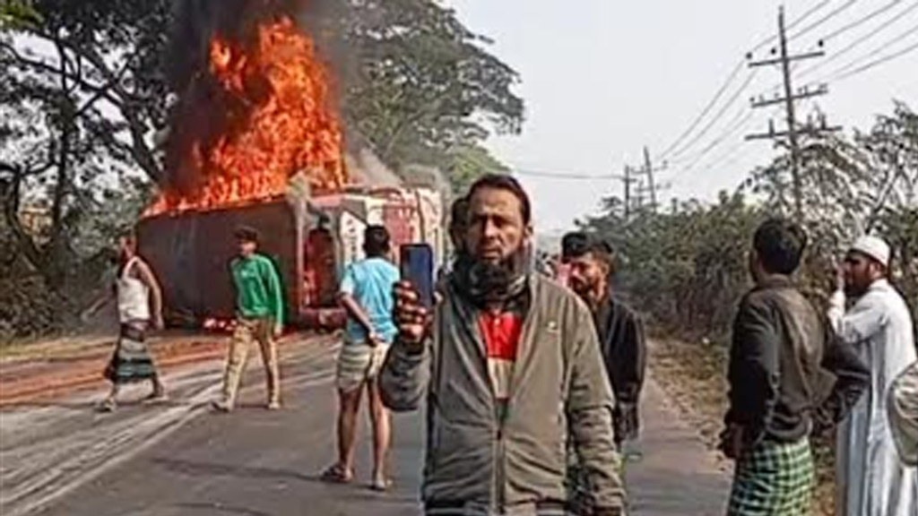 কুমিল্লায় ত্রিমুখী সংঘর্ষ, দগ্ধ হয়ে ৪ জনের মৃত্যু