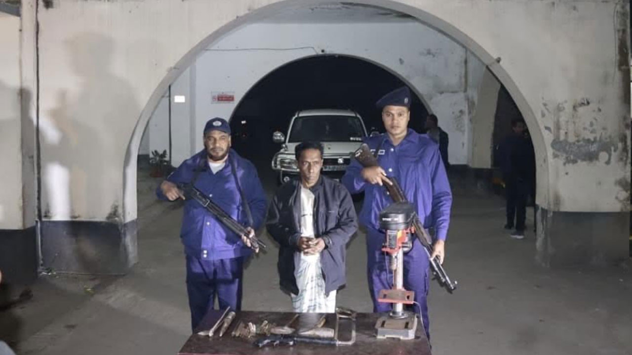 মধুখালীতে অবৈধ অস্ত্র তৈরির কারখানায় অভিযান, একজন গ্রেপ্তার