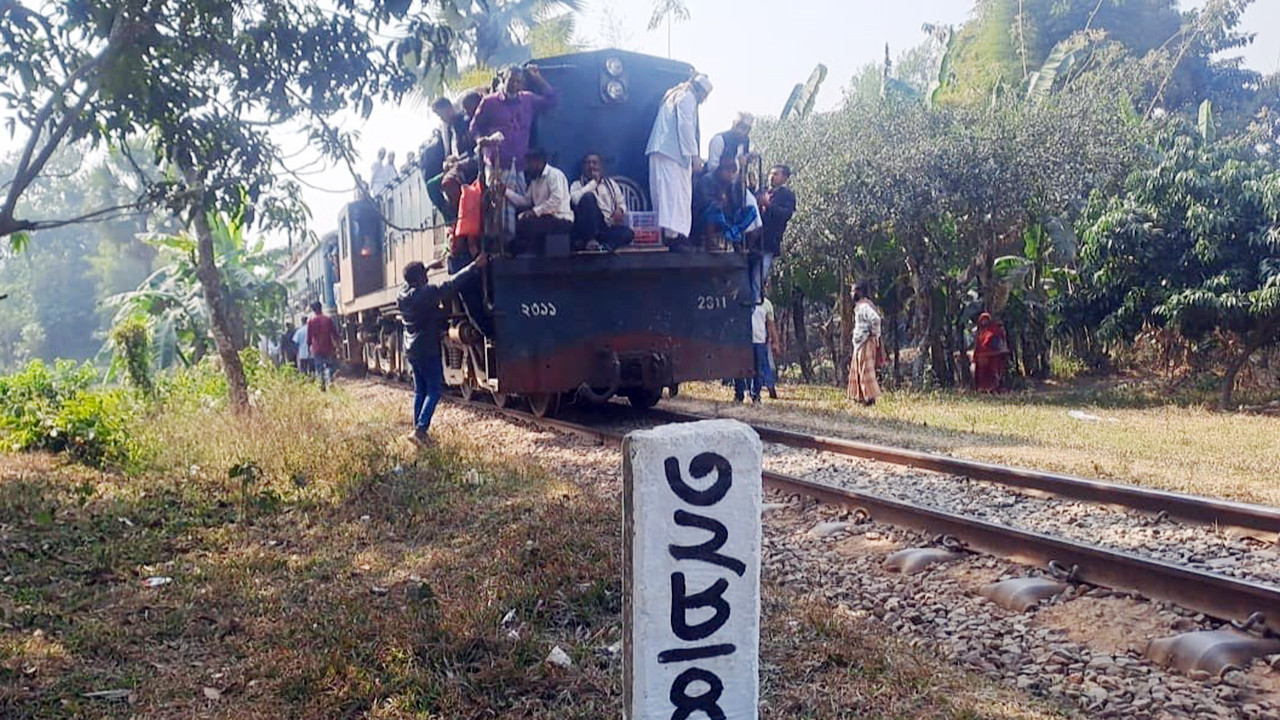 শ্রীপুরে যান্ত্রিক ত্রুটির কবলে মহুয়া এক্সপ্রেস, অপর লাইনে ট্রেন চলাচল স্বাভাবিক