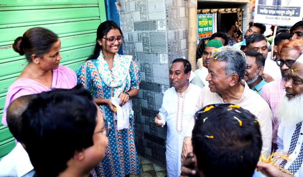 গণতন্ত্রকে বাধাগ্রস্তের প্রক্রিয়ায় জনগণ যাবে না, যাবে গণতন্ত্রের পথে: আমীর খসরু