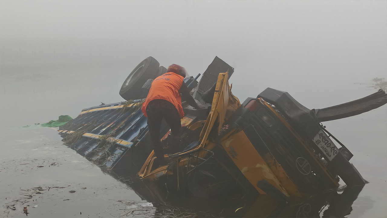 ব্রিজের রেলিং ভেঙে ট্রাক নদীতে, ২ মরদেহ উদ্ধার