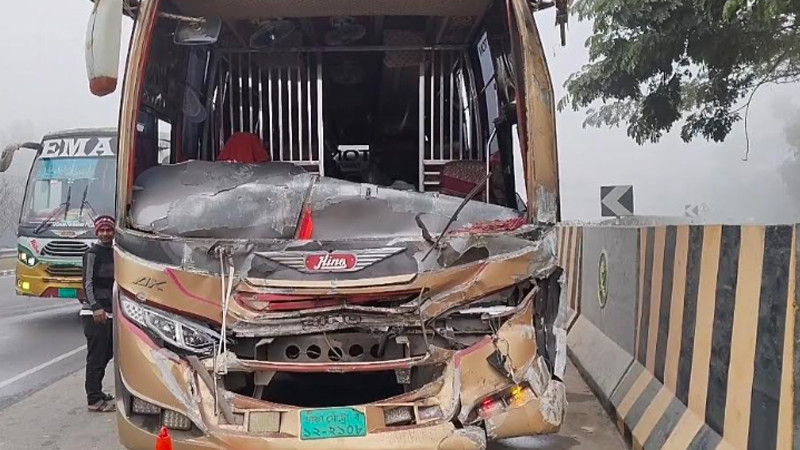 মাদারীপুরে এক্সপ্রেসওয়েতে ত্রিমুখী সংঘর্ষ, আহত ১০