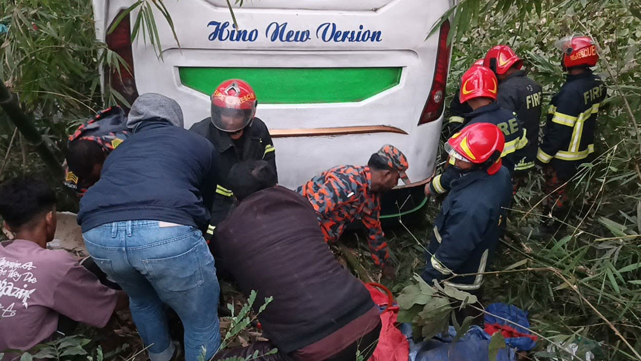 মাদারীপুরে যাত্রীবাহী বাসচাপায় নিহত ৩