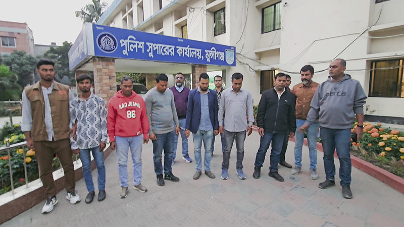 মুন্সিগঞ্জে চাকরিচ্যুত পুলিশ ও সেনাসদস্যসহ ৬ ডাকাত গ্রেপ্তার