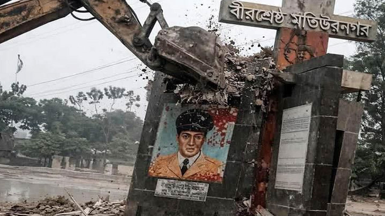 সড়ক সম্প্রসারণে বীরশ্রেষ্ঠ মতিউর রহমানের ভাস্কর্য সাময়িক অপসারণ