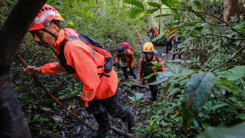 ইন্দোনেশিয়ায় বিমান দুর্ঘটনায় ১০ যাত্রীর মরদেহ উদ্ধার