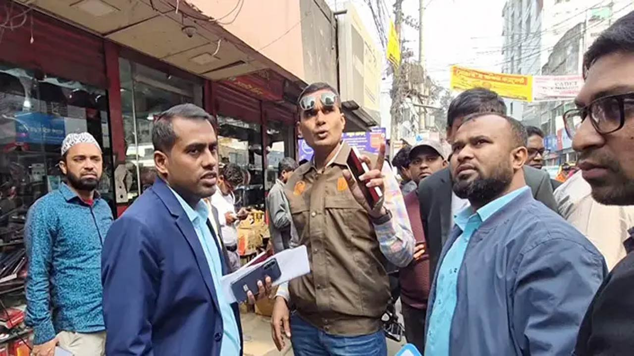 হাইড্রলিক হর্ণ বিক্রির দায়ে বগুড়ায় ২ দোকানীর লাখ টাকা জরিমানা