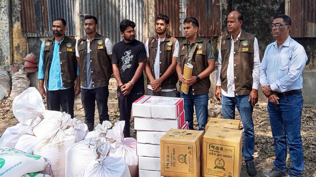 রংপুরে অবৈধভাবে টিসিবি পণ্য গুদামজাত, ডিলার গ্রেফতার